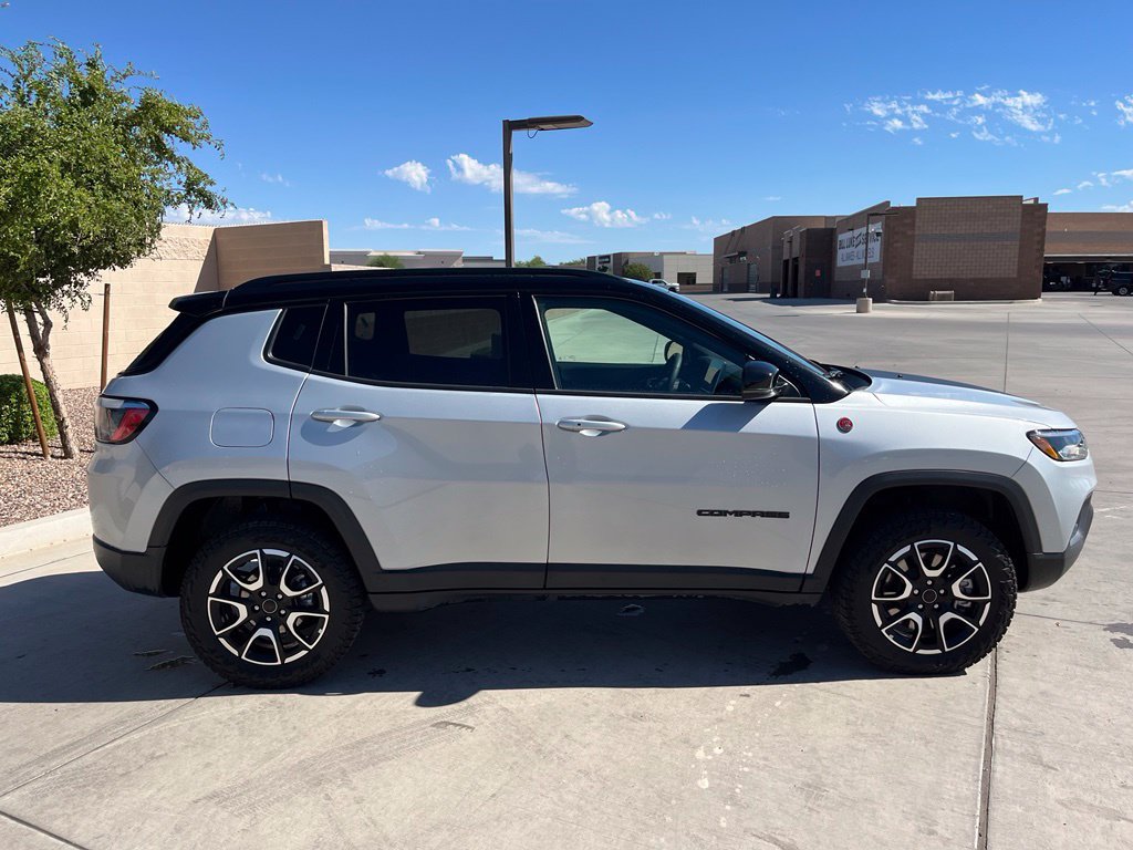 Certified 2025 Jeep Compass Trailhawk AWD/4WD image 6