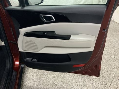 Used 2022 Kia Carnival EX image 20