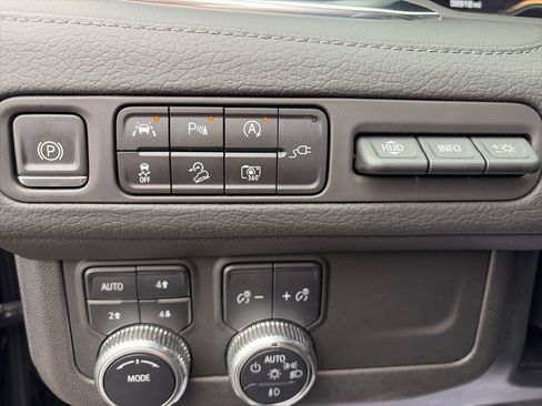 Used 2022 GMC Yukon XL Denali image 12