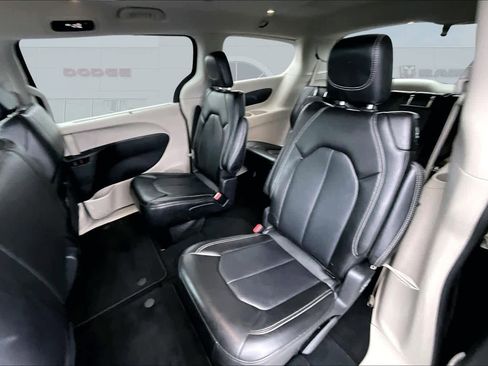 Used 2024 Chrysler Pacifica Touring-L image 13