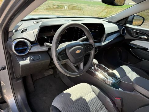 Used 2025 Chevrolet Trax LT w/ LPO, Blackout Package FWD image 16