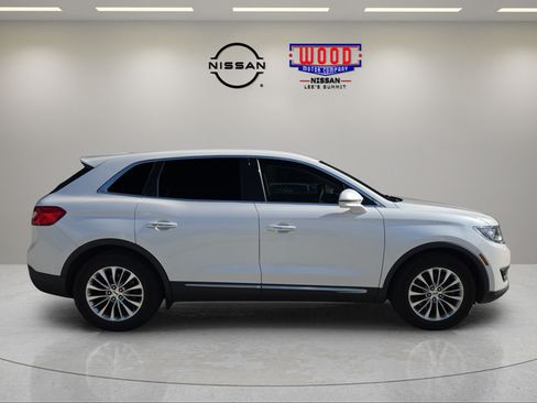 Used 2016 Lincoln MKX Select w/ Select Plus Package FWD image 2