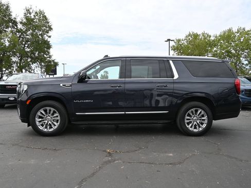 Used 2023 GMC Yukon XL SLT w/ SLT Luxury Package AWD/4WD image 4