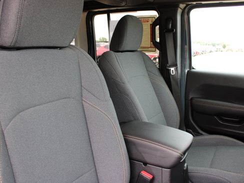 Used 2025 Jeep Wrangler Unlimited Sahara AWD/4WD image 38
