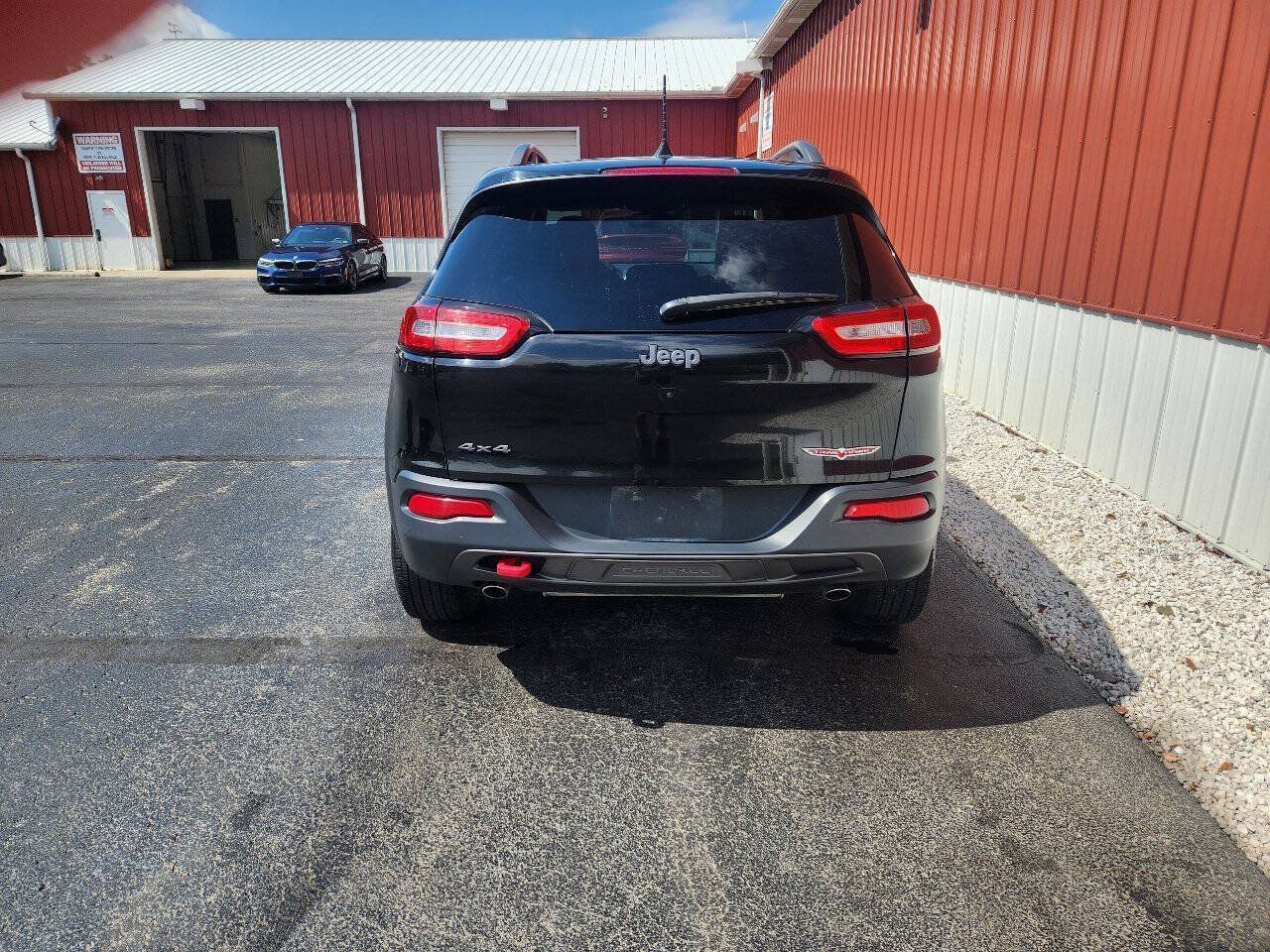 Used 2017 Jeep Cherokee Trailhawk w/ Cold Weather Group AWD/4WD image 7