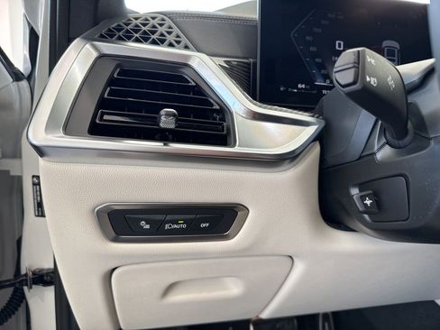 New 2026 BMW X7 M60i image 36