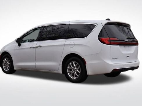 Used 2023 Chrysler Pacifica Touring image 20