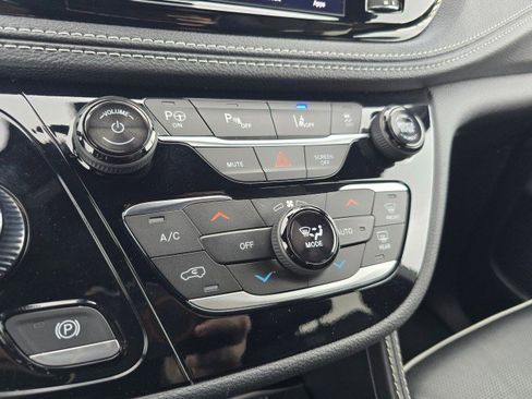 Used 2024 Chrysler Pacifica Premium image 35