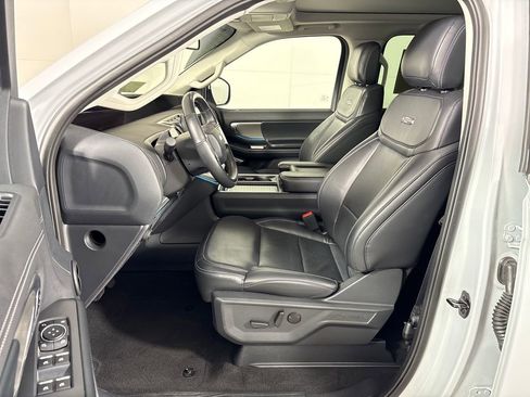 Certified 2025 Ford Expedition Platinum image 31