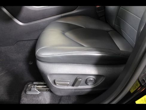Used 2021 Toyota Highlander XLE AWD/4WD image 19