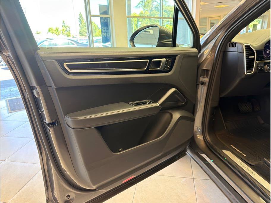 Used 2023 Porsche Cayenne AWD/4WD image 9