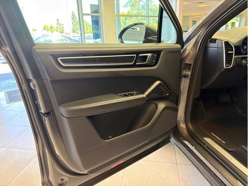 Used 2023 Porsche Cayenne AWD/4WD image 9