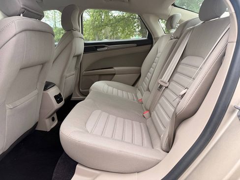 Used 2017 Ford Fusion SE w/ Fusion SE Technology Package FWD image 11