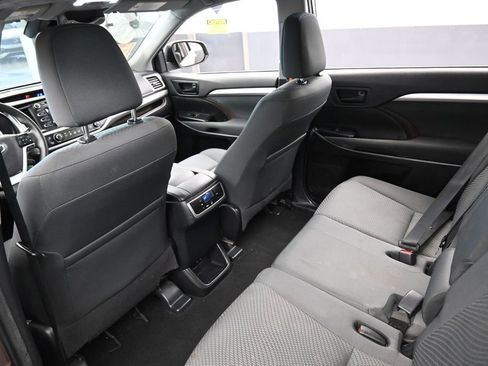 Used 2019 Toyota Highlander LE FWD image 30