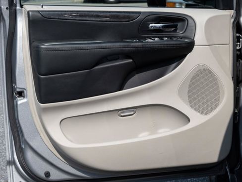 Used 2018 Dodge Grand Caravan SE w/ UConnect Hands-Free Group FWD image 12