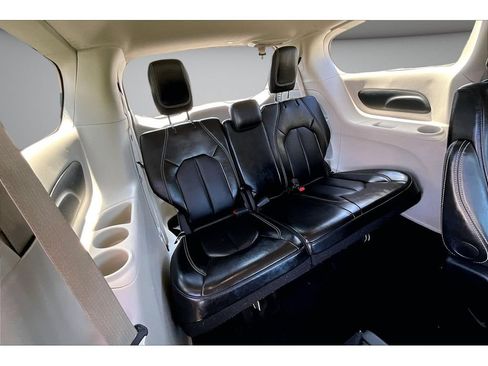 Certified 2024 Chrysler Pacifica Touring-L FWD image 44