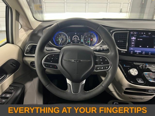 Used 2024 Chrysler Pacifica Touring-L FWD image 5