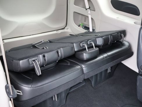 Used 2024 Chrysler Pacifica Touring-L image 12