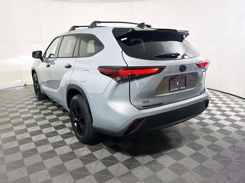 Used 2024 Toyota Highlander LE FWD image 5