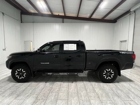 Used 2018 Toyota Tacoma TRD Off-Road image 2