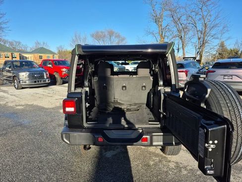 Used 2023 Jeep Wrangler Sahara image 19