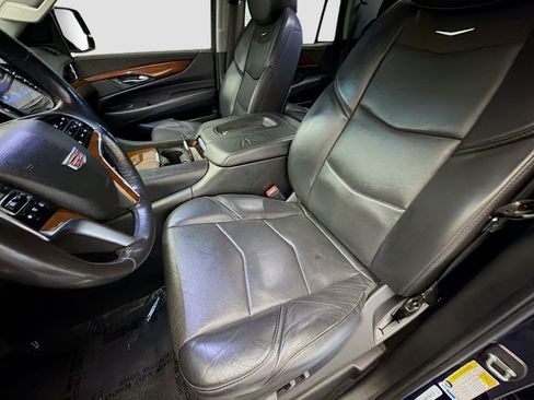 Used 2018 Cadillac Escalade Luxury AWD/4WD image 11
