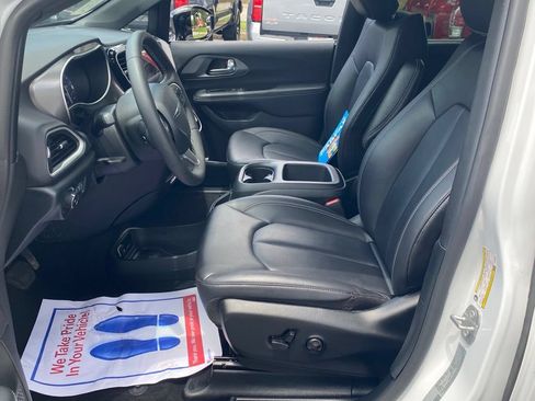 Used 2025 Chrysler Pacifica Select FWD image 6