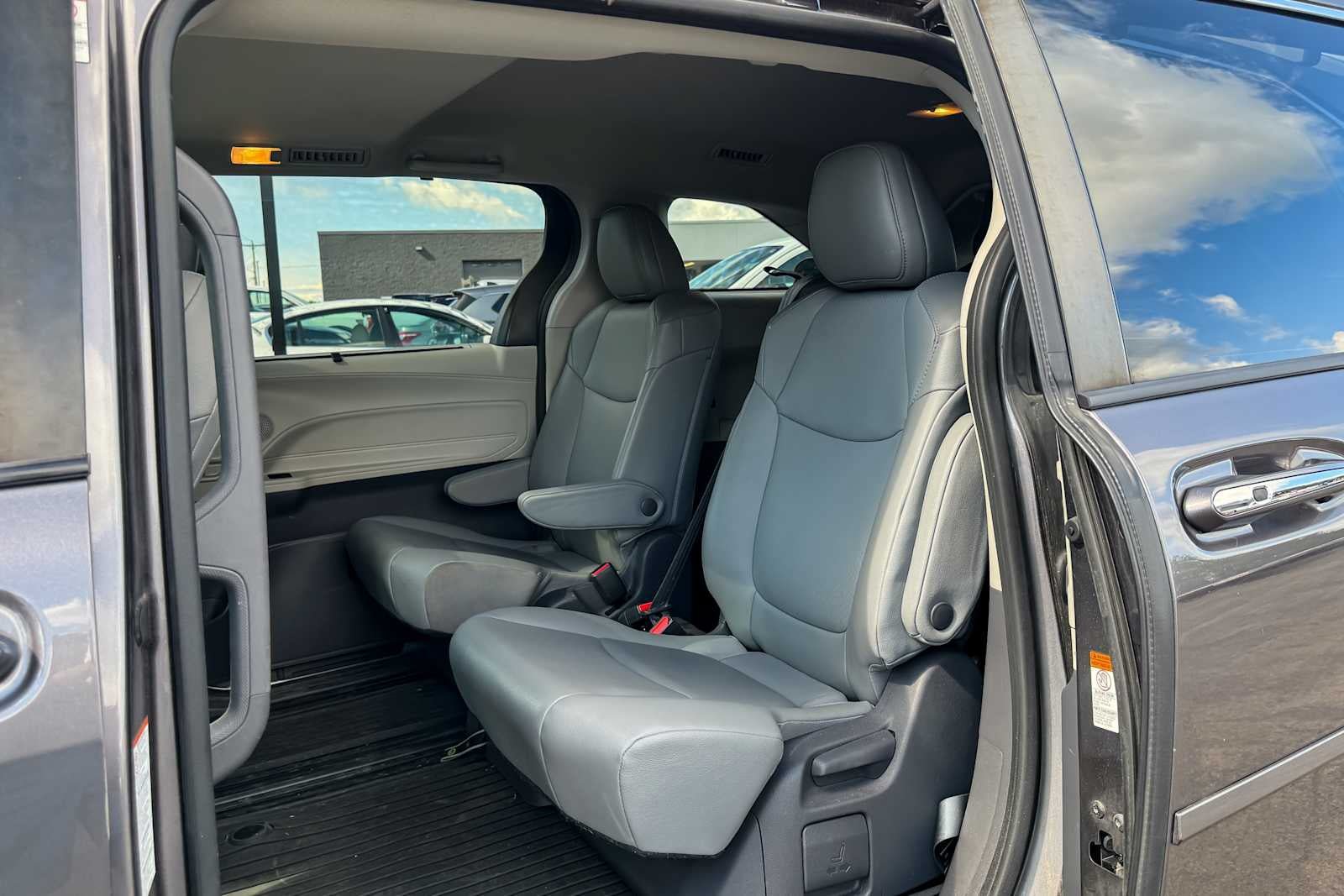 Used 2021 Toyota Sienna XLE FWD image 14