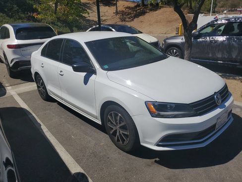 Used 2016 Volkswagen Jetta SE FWD image 1