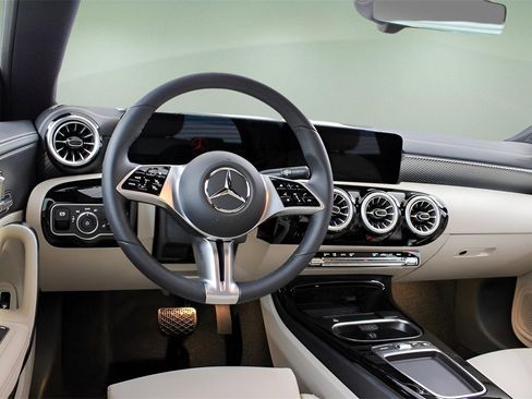 Used 2025 Mercedes-Benz CLA 250 image 8