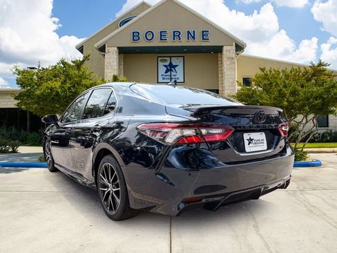 Used 2021 Toyota Camry SE w/ Convenience Package FWD image 3