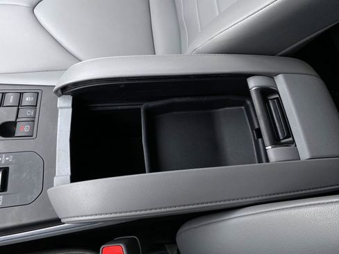 Used 2023 Toyota Highlander XLE image 19