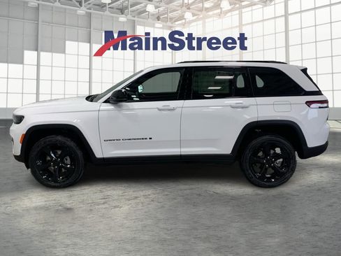 Used 2025 Jeep Grand Cherokee Altitude AWD/4WD image 2