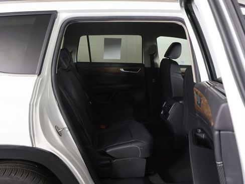 Used 2025 Volkswagen Atlas SE AWD/4WD image 32