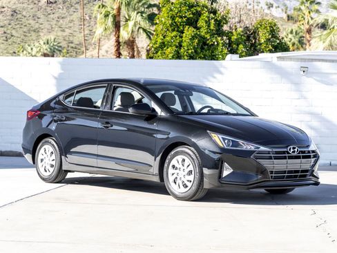 Used 2020 Hyundai Elantra SE image 2