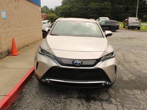 Used 2023 Toyota Venza XLE AWD/4WD image 2