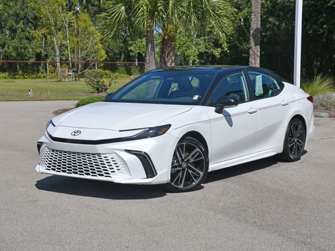 Used 2025 Toyota Camry LE image 6