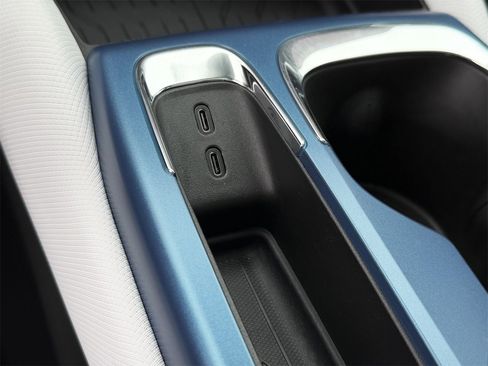 New 2026 Chevrolet Equinox EV LT image 18