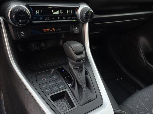 Used 2022 Toyota RAV4 XLE image 24