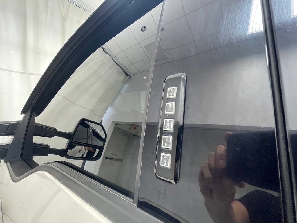 Used 2019 Ford F250 Lariat w/ Lariat Ultimate Package AWD/4WD image 15