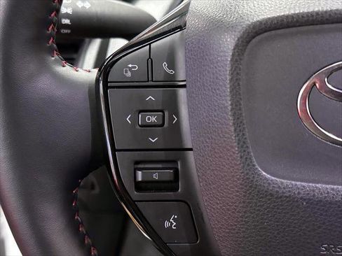 Used 2025 Toyota Prius SE image 19