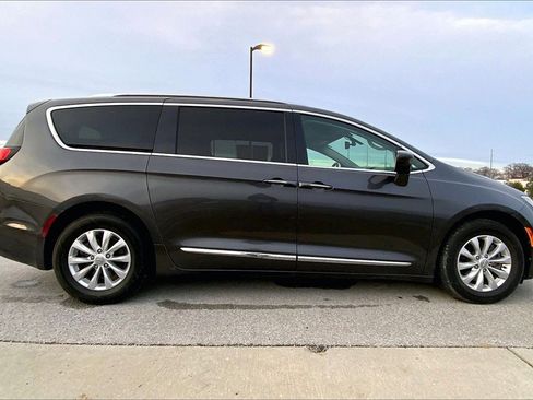 Used 2019 Chrysler Pacifica Touring-L image 4
