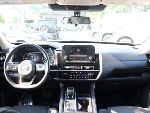 Used 2025 Nissan Pathfinder SV AWD/4WD image 18