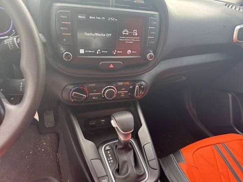 Used 2023 Kia Soul LX w/ LX Technology Package image 2