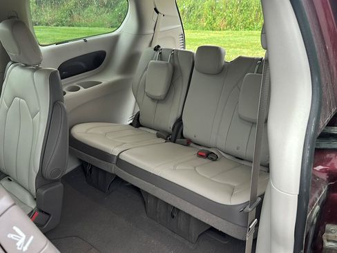 Used 2018 Chrysler Pacifica Touring-L w/ Advanced Safetytec Group FWD image 21