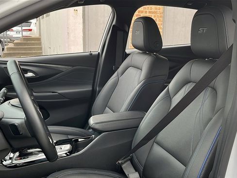 Used 2025 Buick Envista Sport Touring image 18