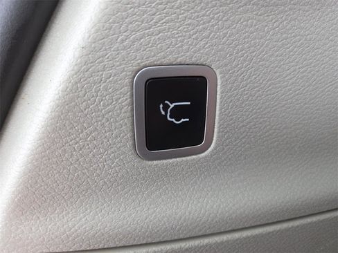 Used 2022 Chrysler Pacifica Touring-L image 8