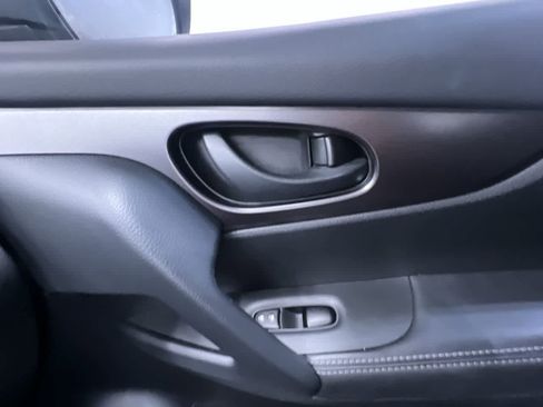 Used 2022 Nissan Rogue Sport S image 35