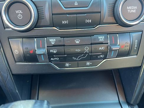 Used 2018 Ford Explorer XLT w/ Equipment Group 202A AWD/4WD image 37