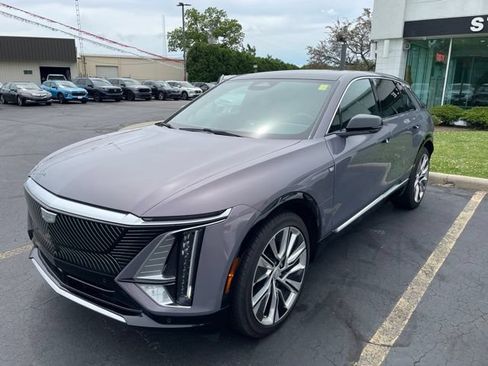 Used 2025 Cadillac Lyriq Luxury w/ LPO, Floor Liner Package AWD/4WD image 3